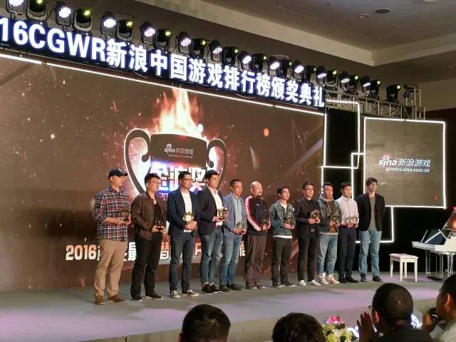 指挥家VR联合创始人兼COO陈铭心上台领奖 指挥家VR联合创始人兼COO陈铭心上台领奖